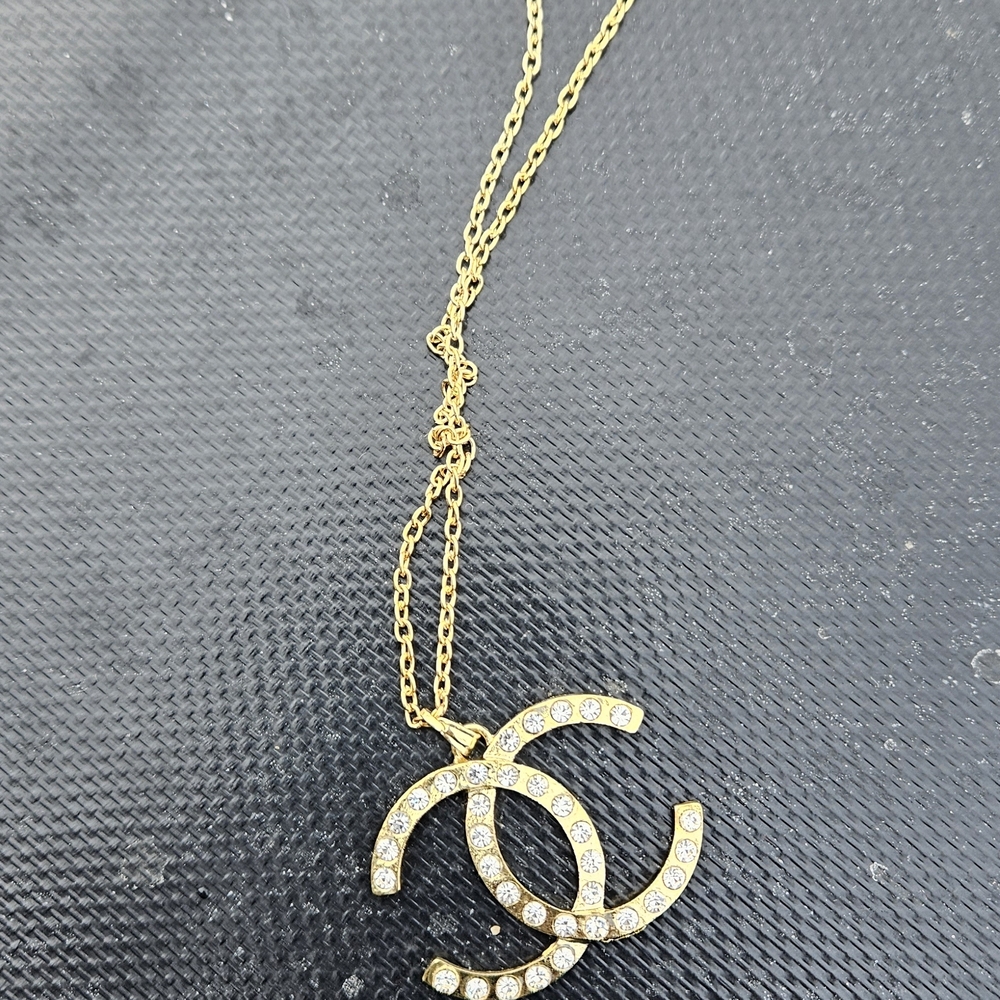 Chic Gold Necklace with Crystal Detailing